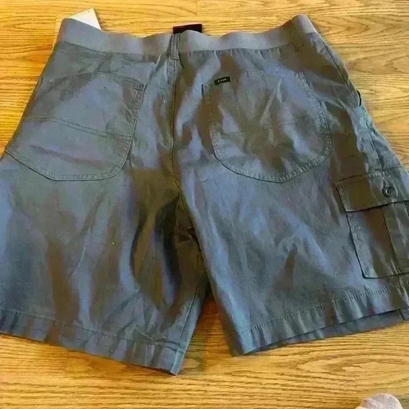 Women Lee flex to go Bermuda shorts 9 inch in scene size 16 new with tags​ - Picture 2 of 7